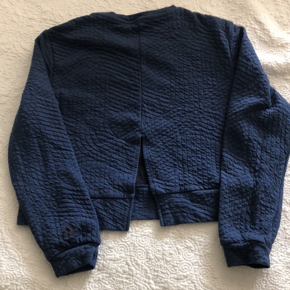 cropped sweatshirt with cut out detail in back - Picture 2 of 3